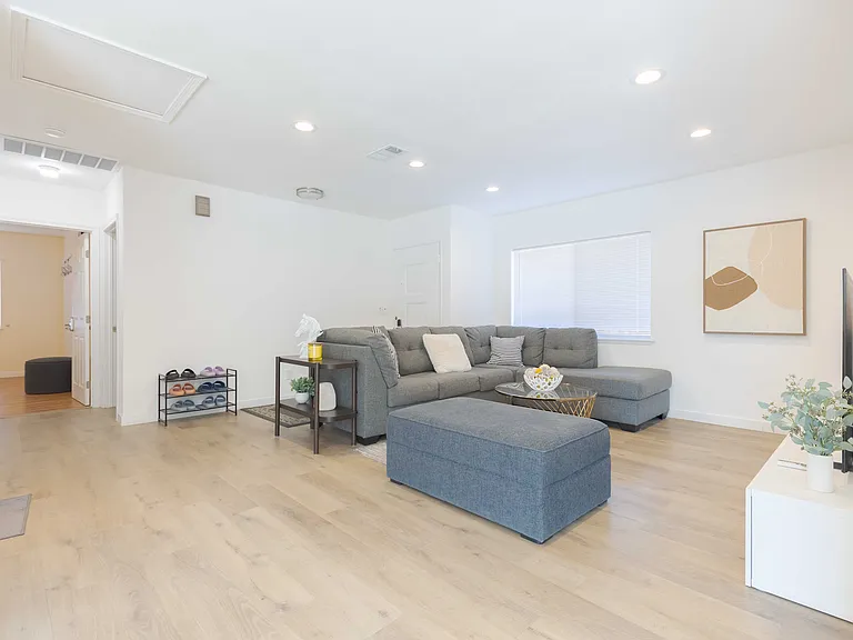 10912 Freer St — Photo 5