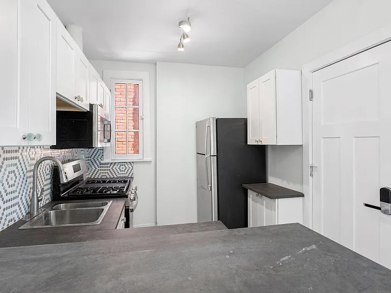 1256 N Corona St #4 — Photo 7