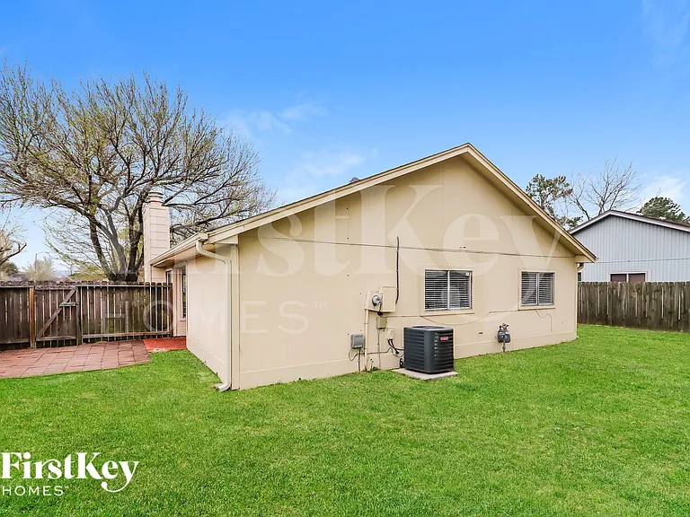 10810 Lakewood Oaks Dr — Photo 15