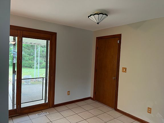 5th image of 6873 Highbury Rd
