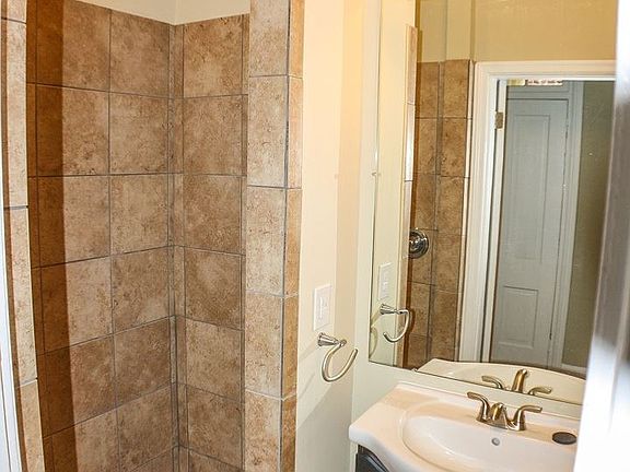 4th image of 106 W Clay St #1
