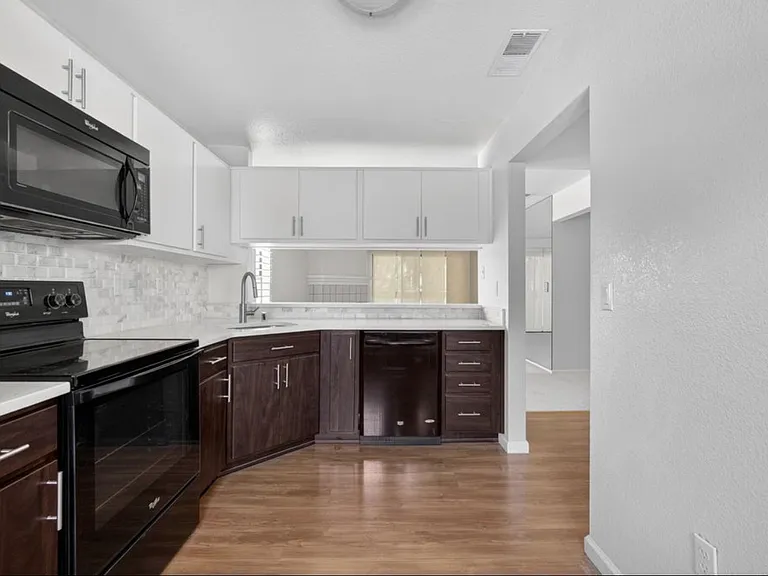 1123 S Villa Way — Photo 3
