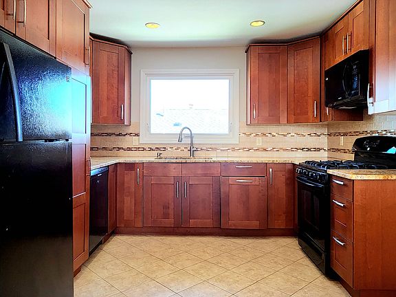 Large Eat-In Kitchen w/ Breakfast Bar