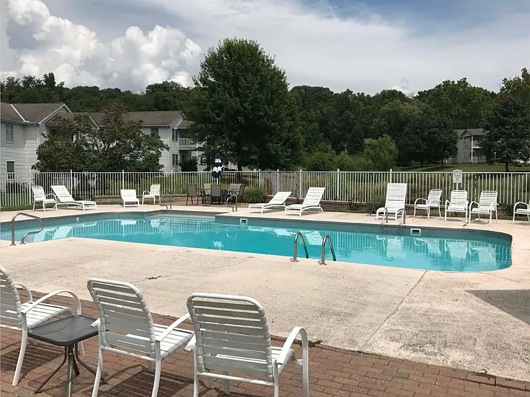 The Lakes Apartments — Photo 5