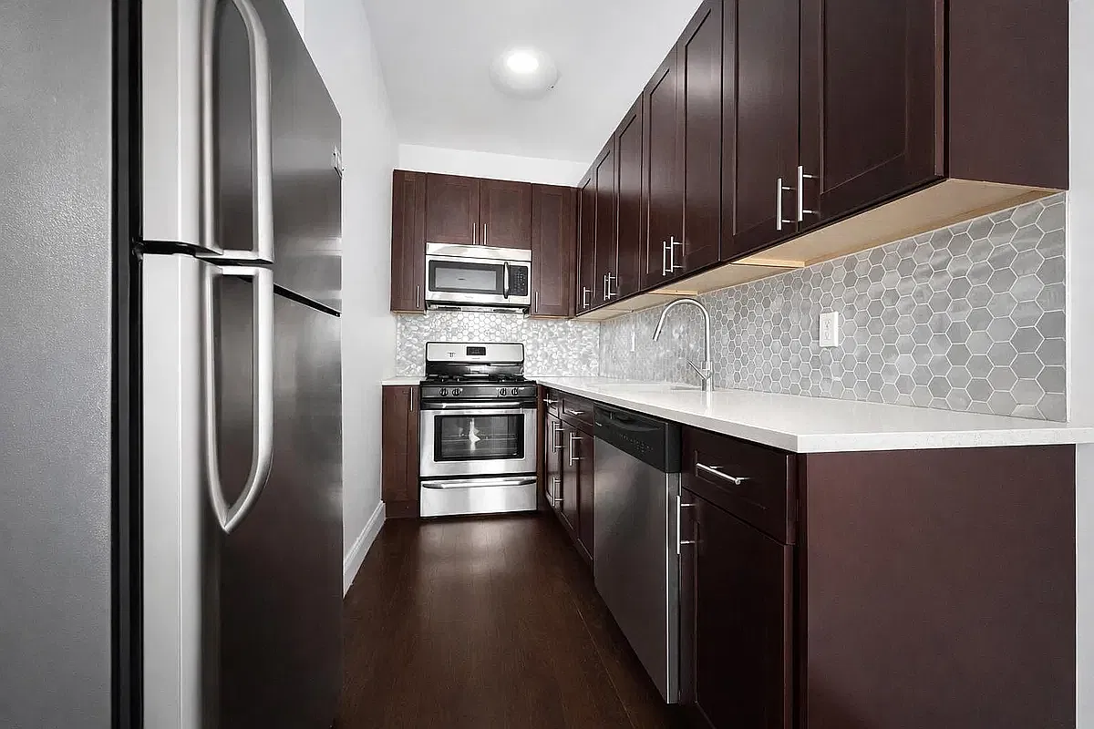 913 Broadway — Photo 2