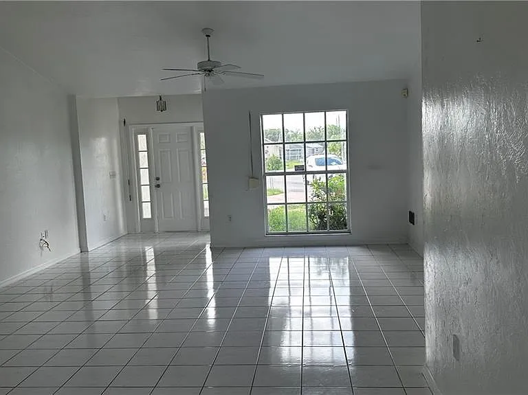 701 Arianne Ct — Photo 3