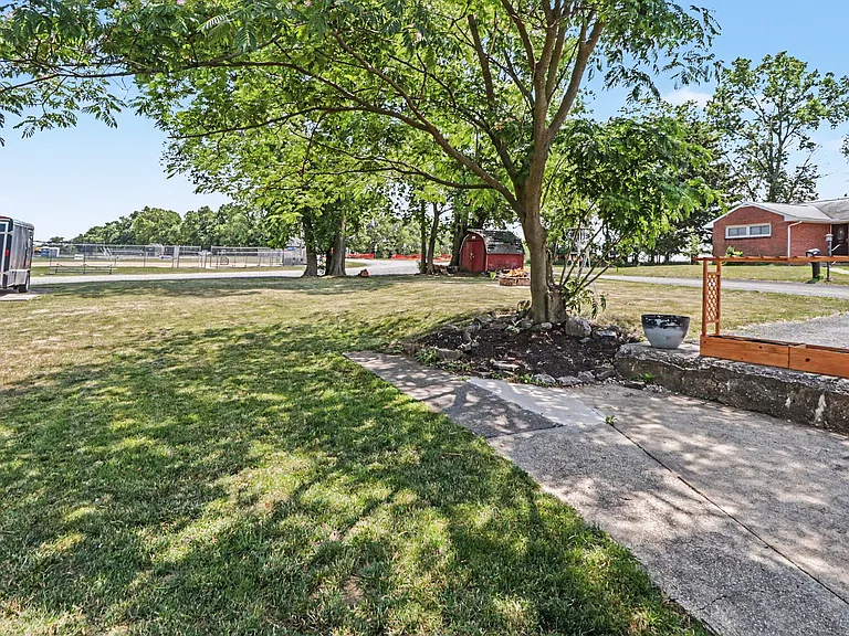 105 Maple Dr — Photo 13
