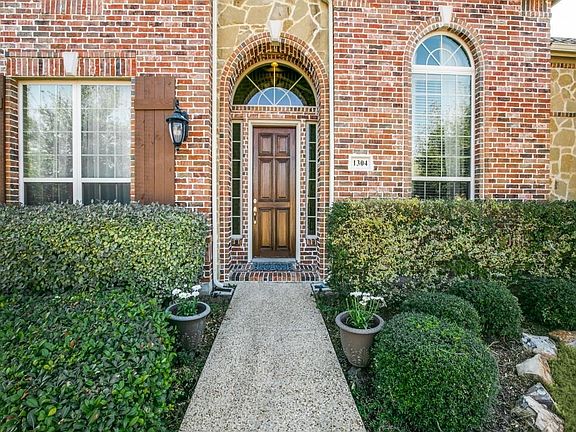 3rd image of 1304 Lindsey Dr