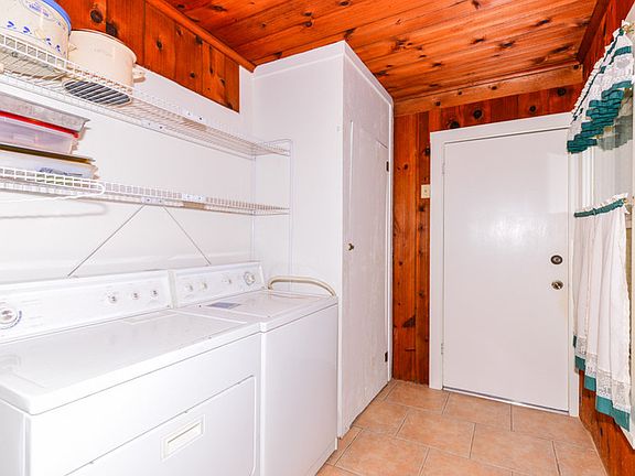 4th image of 122 Roslyn Ave