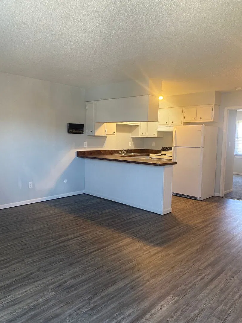 Driftwood Apartments — Photo 1