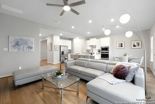 5 bed, 3.5 bath, 3101 sqft, $4,900 — Photo 3
