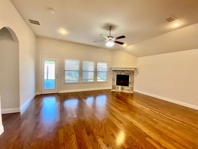 4404 Cherry Cv — Photo 11