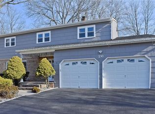 26 Cottonwood Ct, Edison, NJ 08820