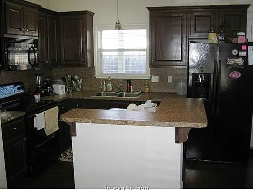 4 bed, 2.5 bath, 1669 sqft, $1,975 — Photo 4