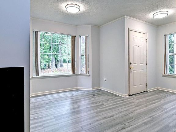 4th image of 102 Windsor Ln