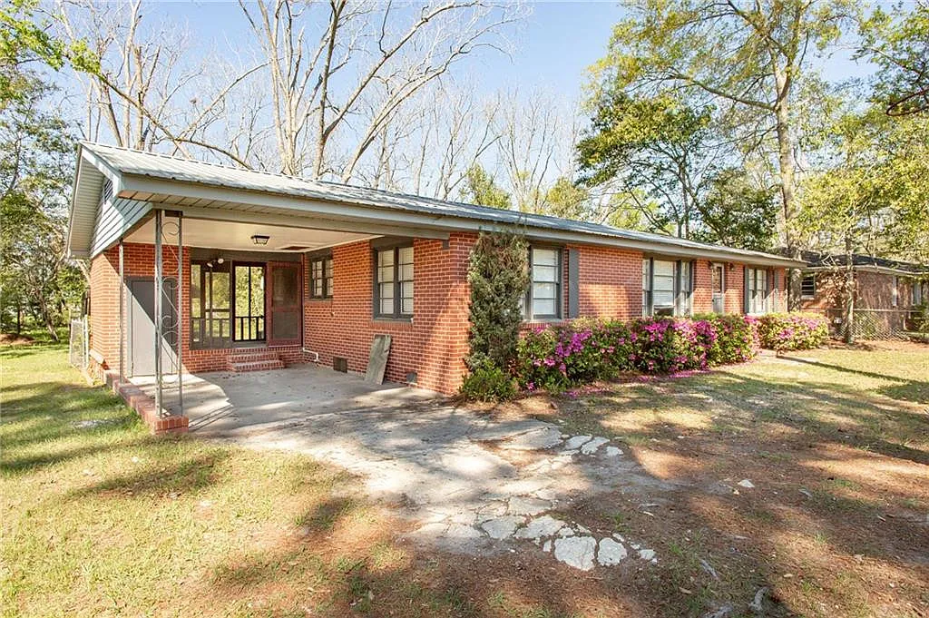 3 bed, 1.0 bath, 1350 sqft, $1,300 — Photo 2