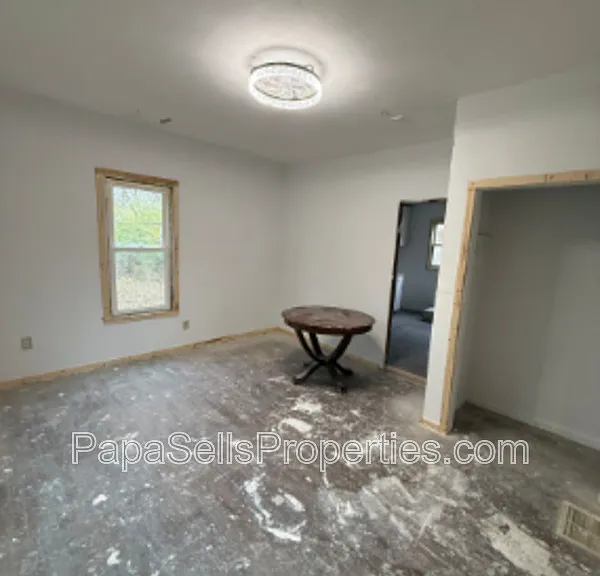 327 E Stuart Ave — Photo 5