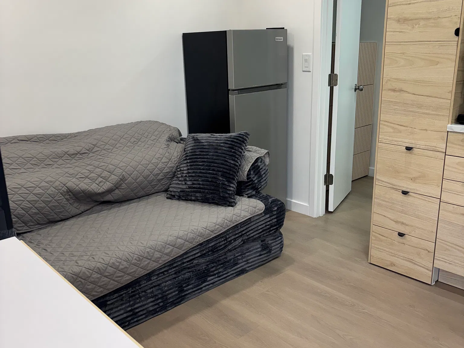 1 bed, 1.5 bath, 500 sqft, $1,300 — Photo 3