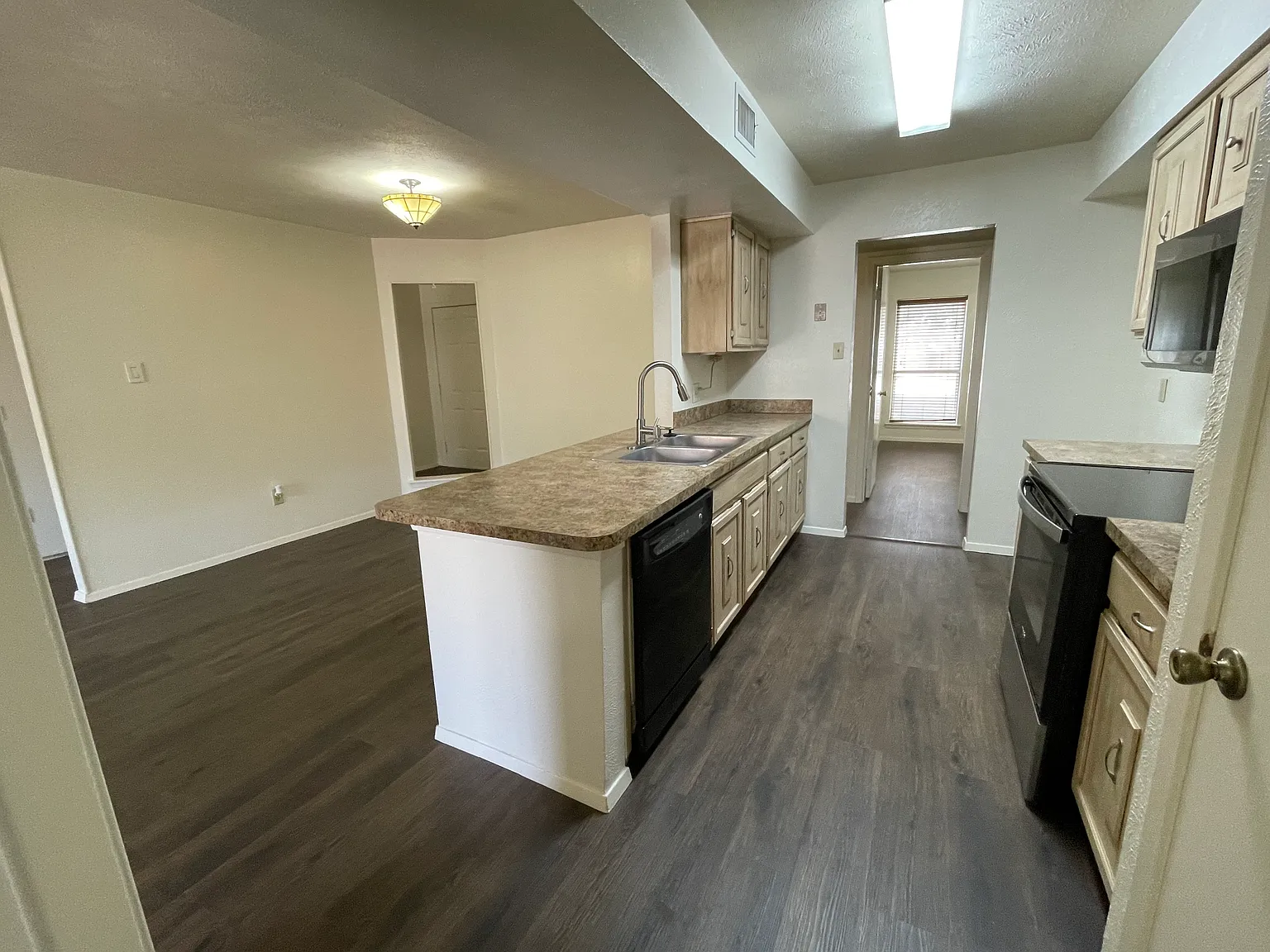 3 bed, 1400 sqft, $2,000 — Photo 4