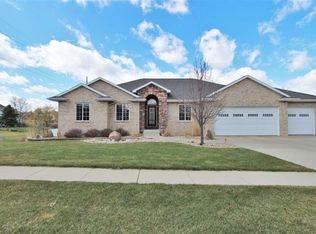213 Shelly Ln, Cedar Falls, IA 50613