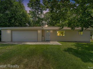31 N Winding Dr, Waterford, MI 48328