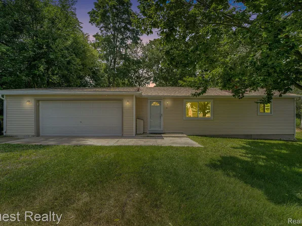 31 N Winding Dr, Waterford, MI 48328