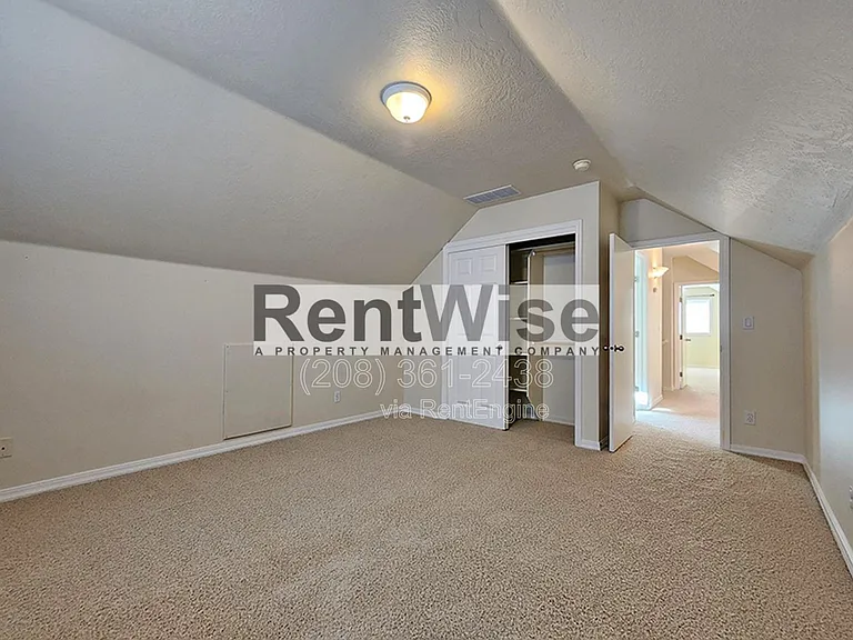 318 W Highland St — Photo 7
