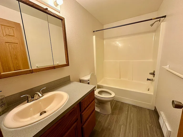 Village Glen Apartments — Photo 11
