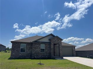 1041 Emerald St, Prairie Grove, AR 72753