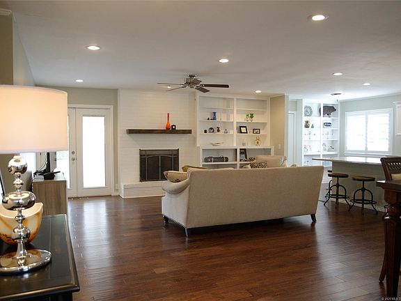 5th image of 1039 E Courtney Ave