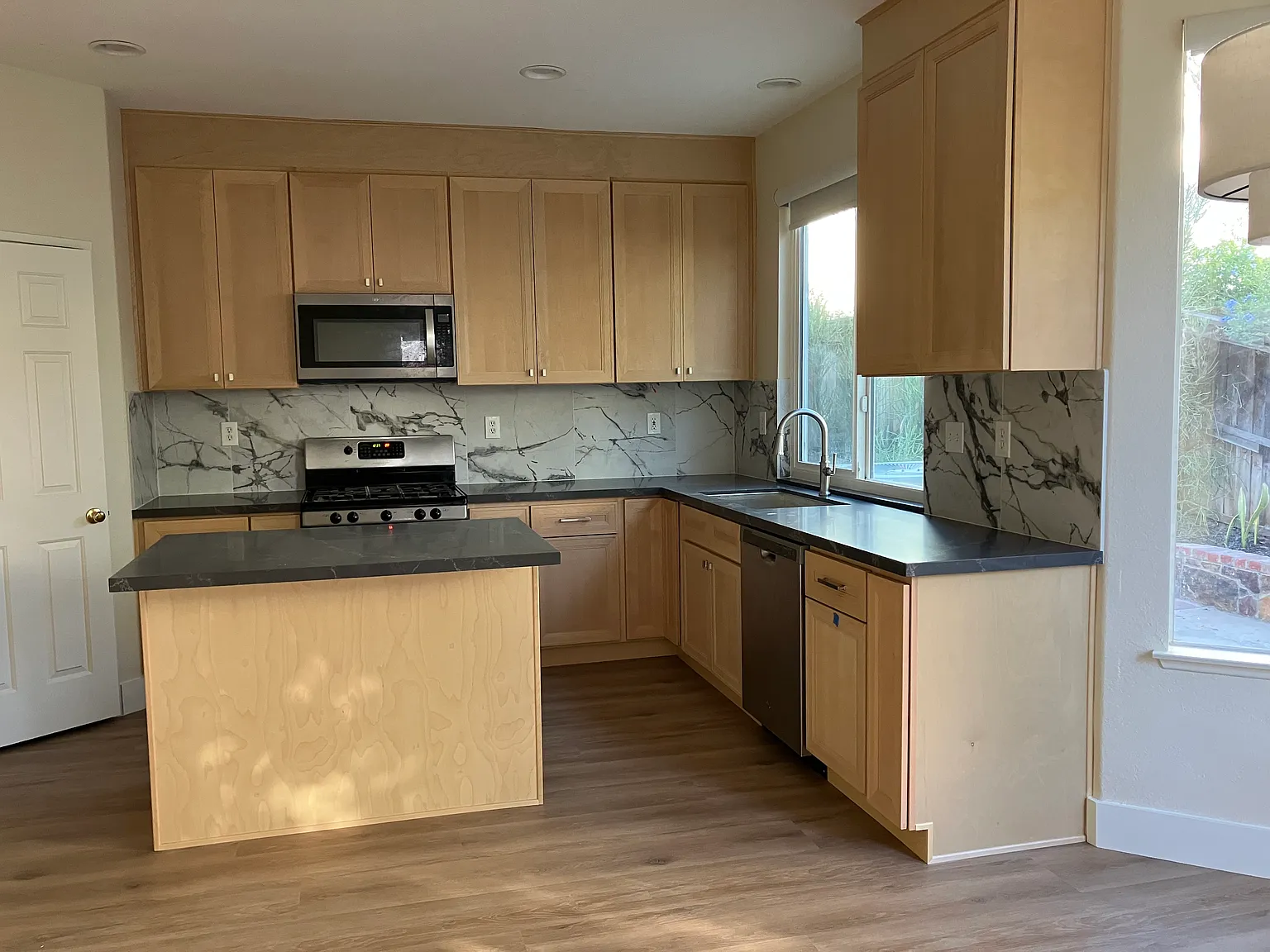 4 bed, 2.5 bath, 2100 sqft, $4,950 — Photo 2