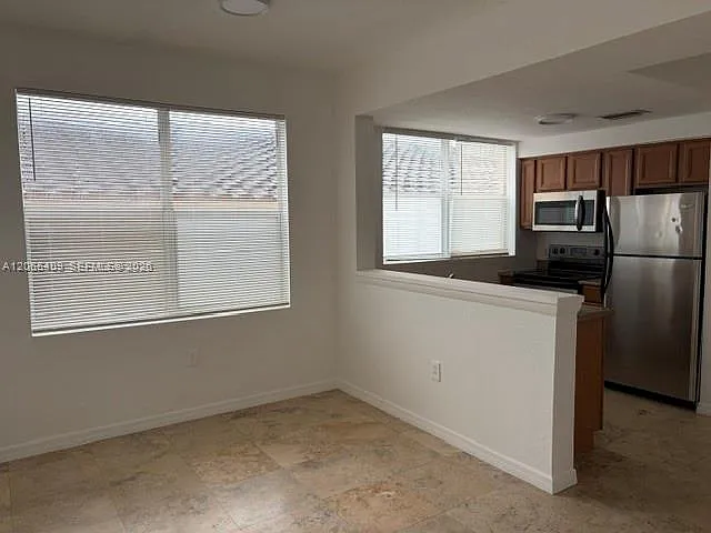 953 SW 10th St #6 — Photo 3