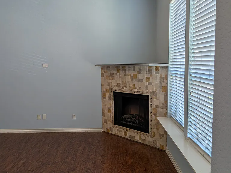 2525 Bonnie Ln — Photo 2