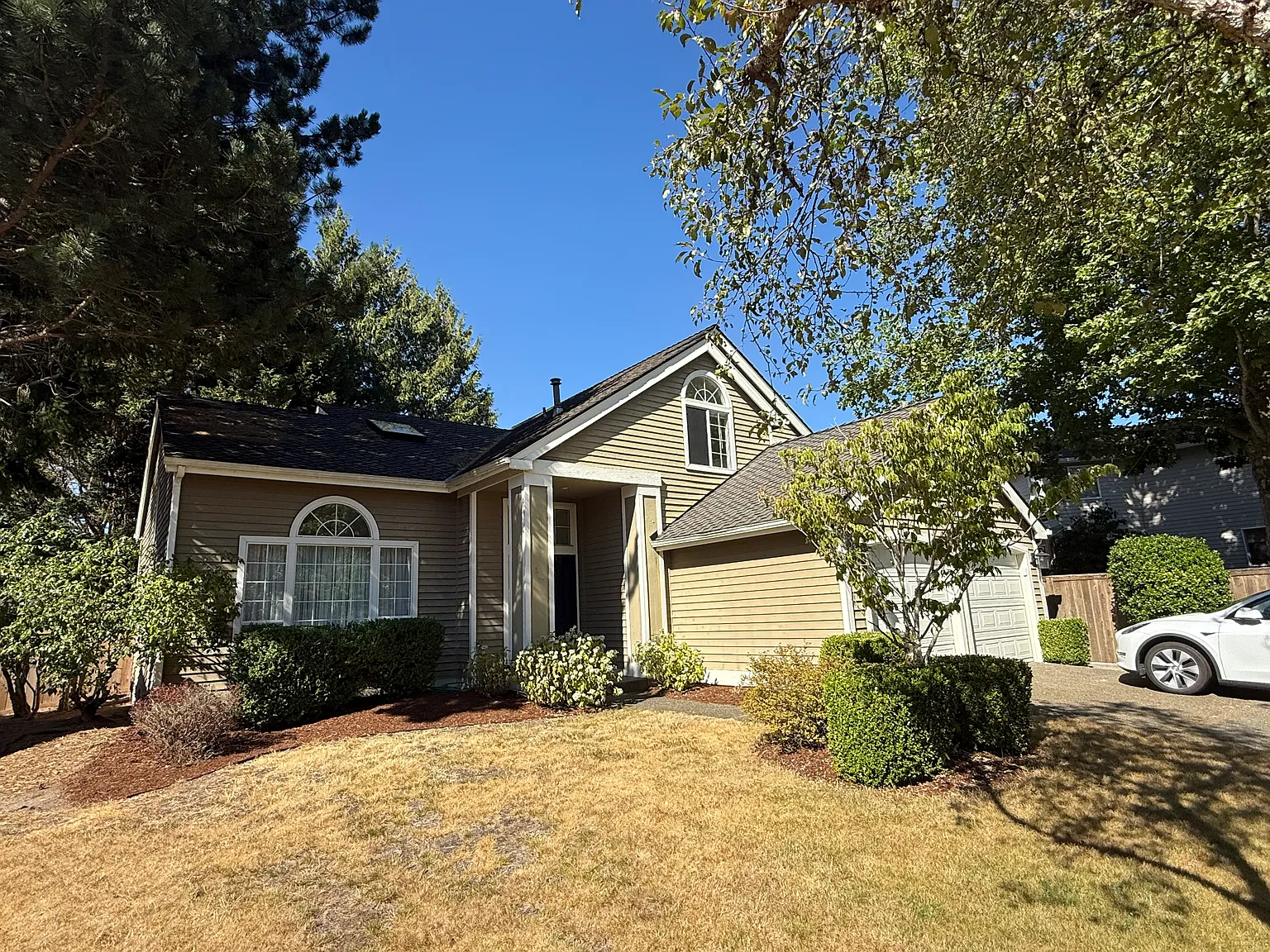 4 bed, 2.5 bath, 2090 sqft, $4,050 — Photo 2