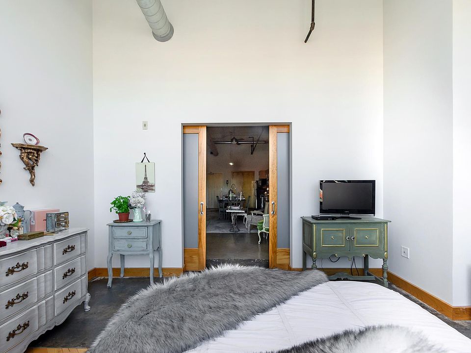 1st image of 900 Terminal Pl APT 250