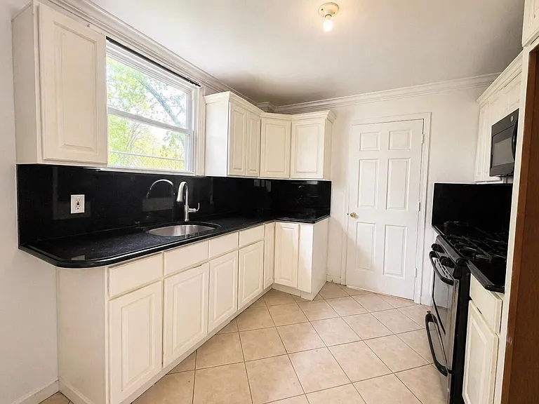 115 W 18th St #1 — Photo 2
