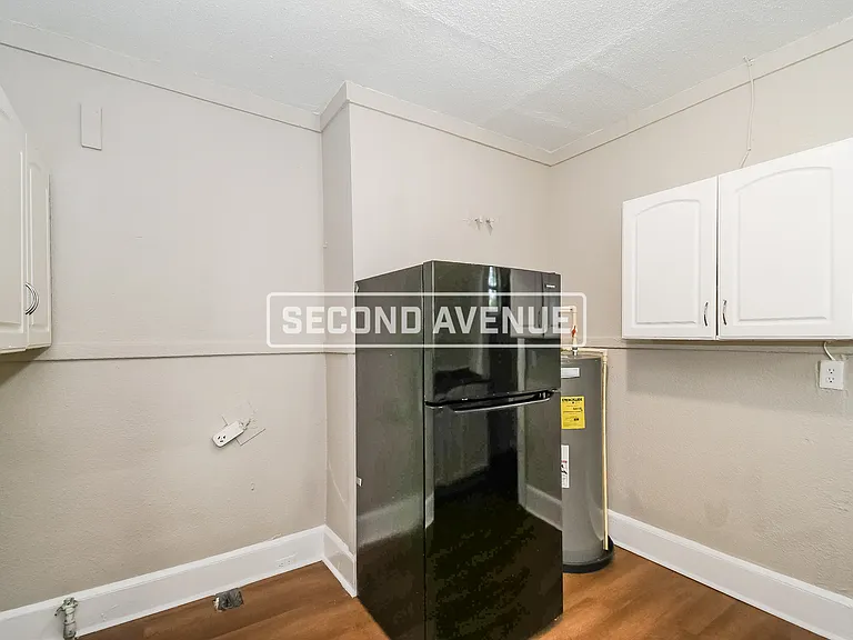 204 W 23rd St — Photo 7