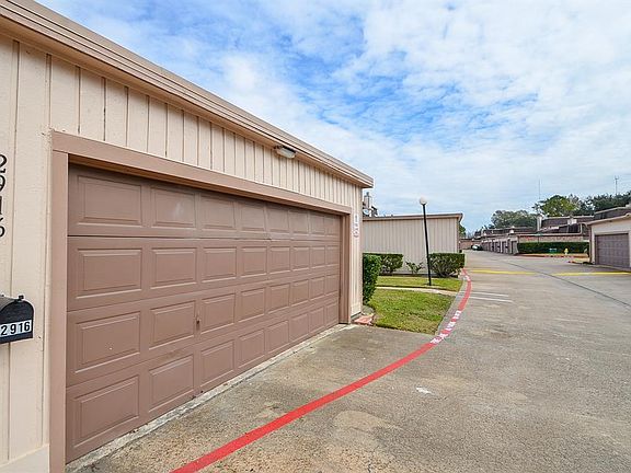 4th image of 2916 Camelot Ln