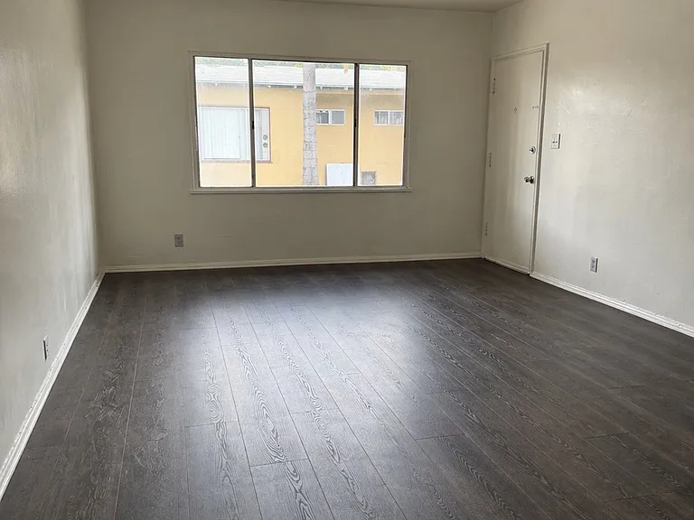 1184 W 39th St #6 — Photo 2