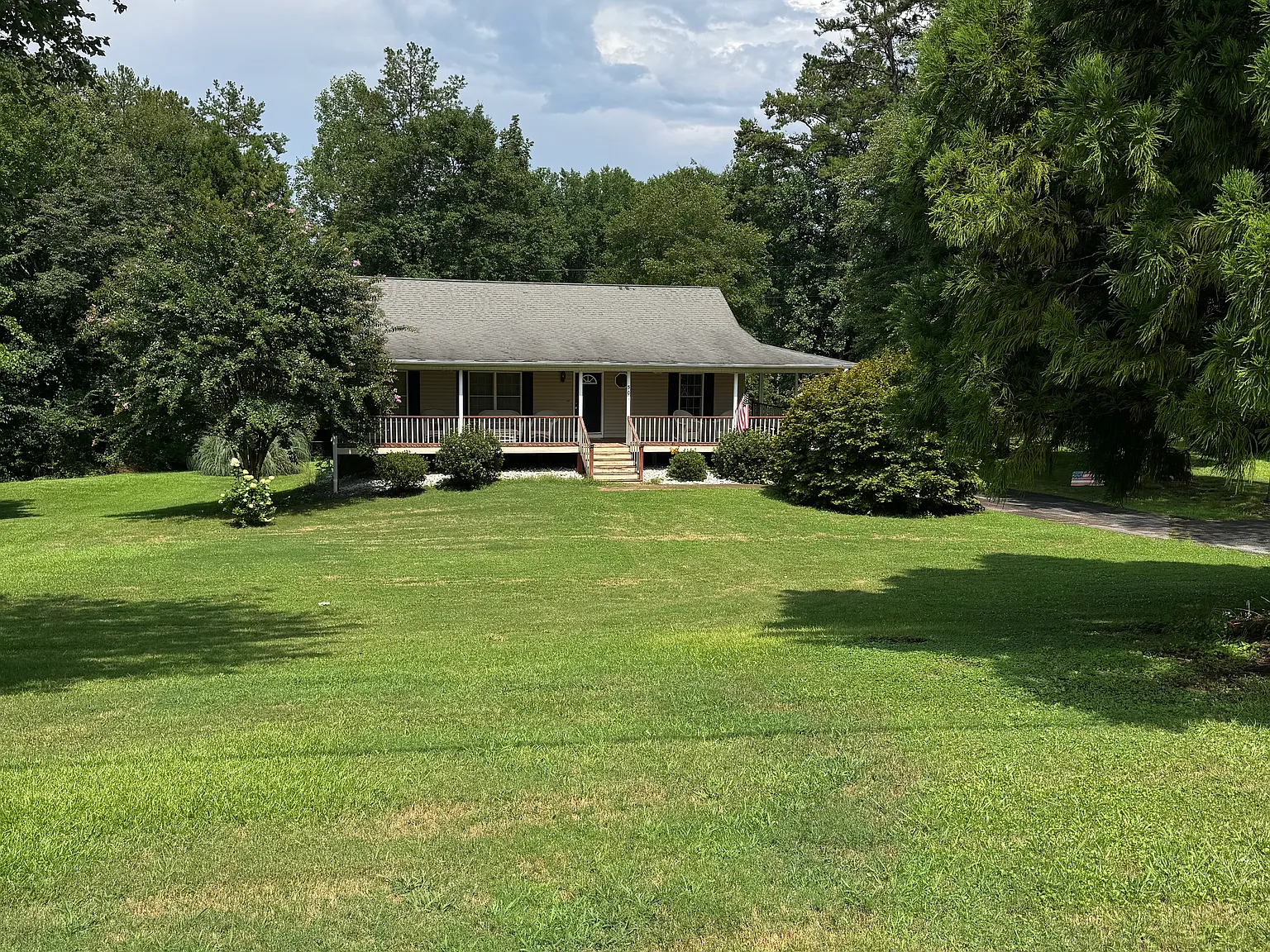 3 bed, 2464 sqft, $1,900 — Photo 2