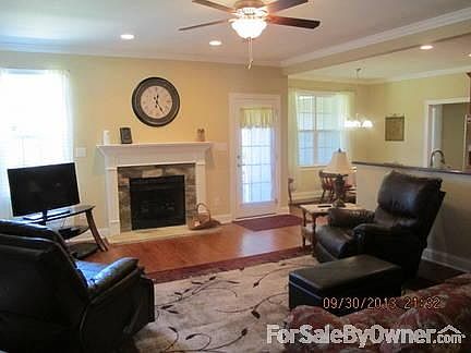 Family Rm Opens to Kitchen & Breakfast : Fam Friendly Open Floor Plan, Gas Log Fireplace, Crwn Moldi