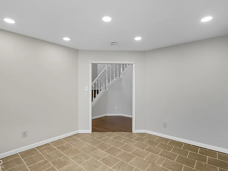 7975 Meadow Bend Cir — Photo 9