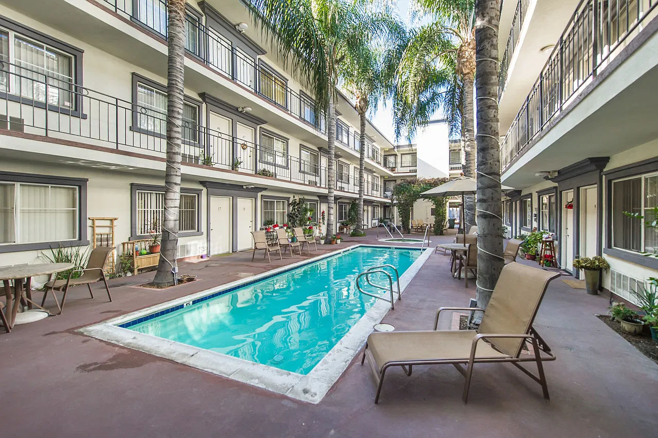 Tarzana Courtyard — Photo 4