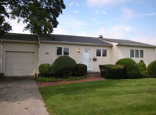 2 Rose Pl, Plainview, NY 11803
