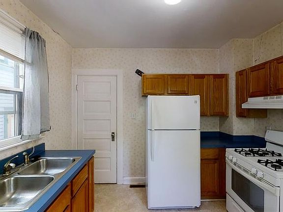 4th image of 564 S Ashley St