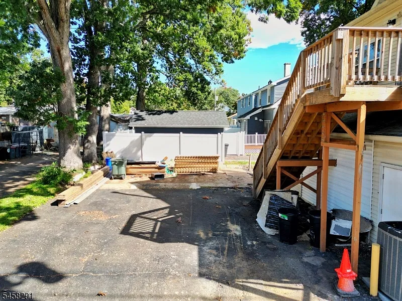 3 bed, 1.0 bath, 1500 sqft, $3,000 — Photo 2