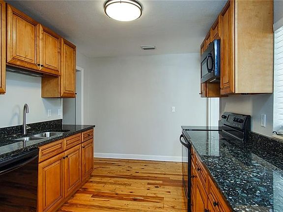 5th image of 216 17th Ave NE
