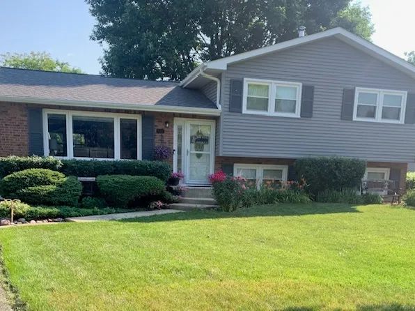 107 Chestnut Cir, Lindenhurst, IL 60046