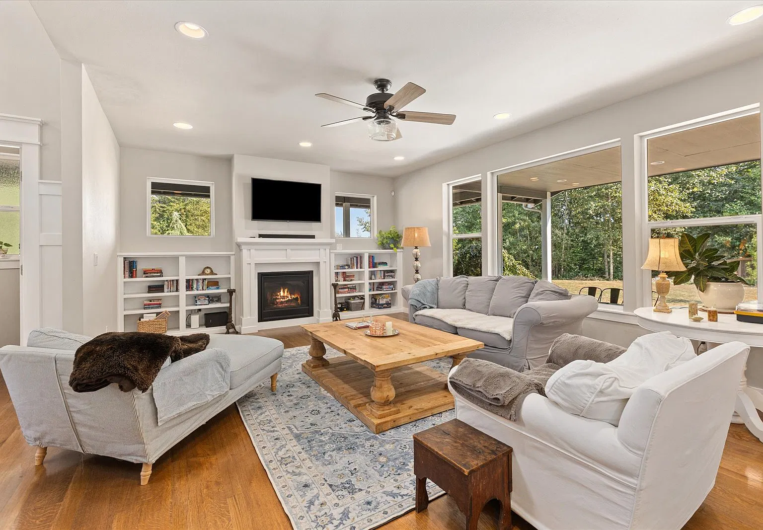 4 Bedroom, set on a level .55-acre lot w/mountain views — Photo 2