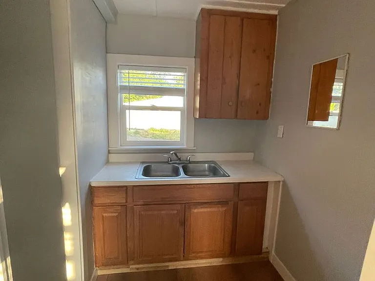 310 W Franklin St — Photo 2